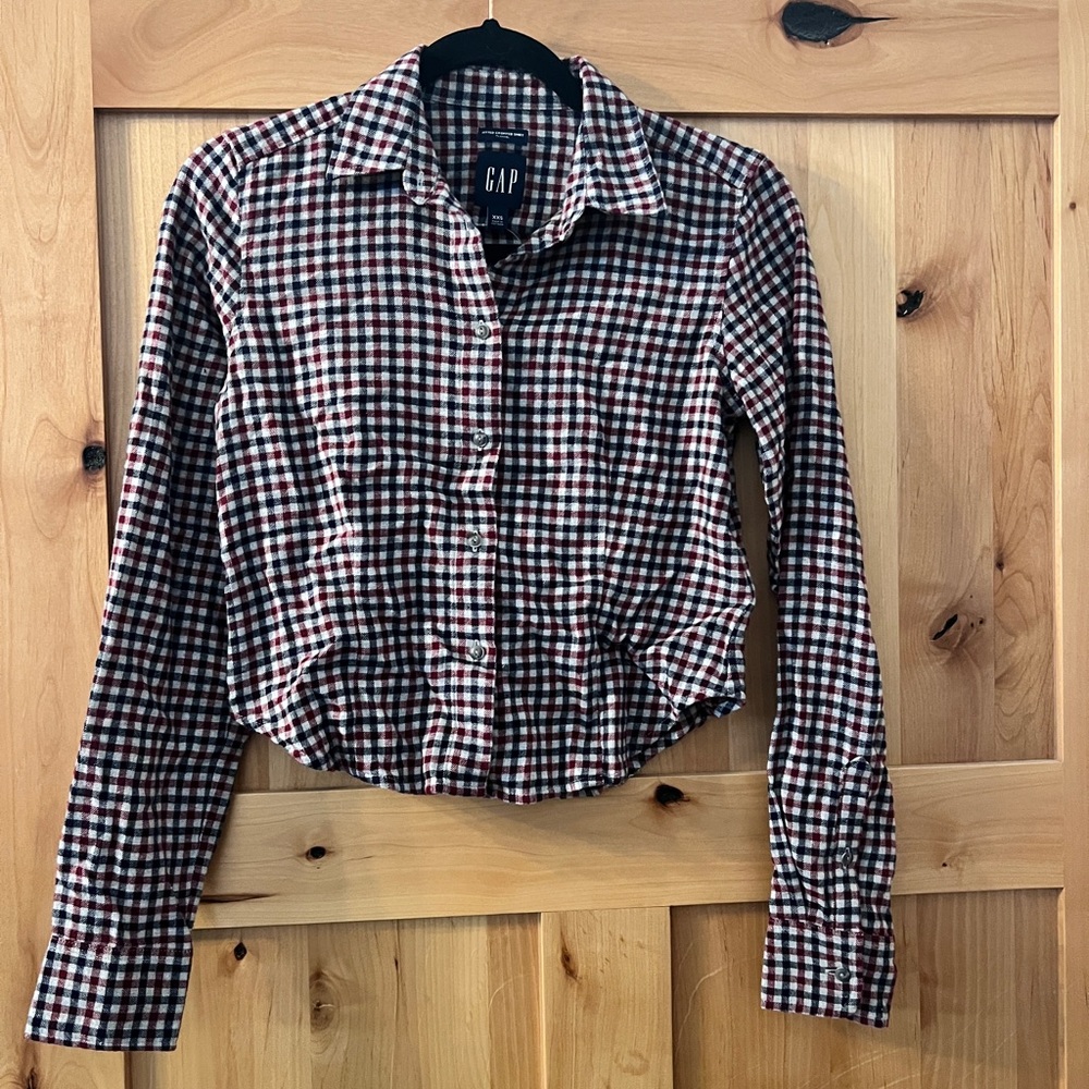 GAP Women's Navy and Red Checkered Cropped Shirt